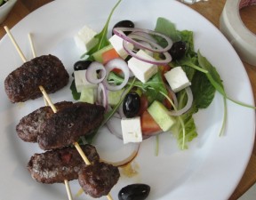 cevapcici-med-grekisk-sallad