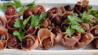 färska dadlar med parmaskinka